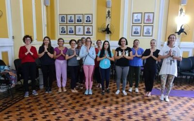 PROJETO YOGA EDUCA NAS ESCOLAS FORMA PRIMEIRA TURMA