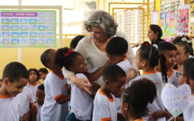 Alunos do Morro do Castro recebem visita da filha do ex-governador Roberto Silveira