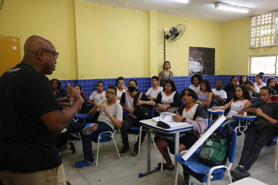 Ator Nando Cunha visita Escola Municipal Alberto Torres, no Centro